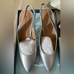 New - BERNARDO Felicity style silver antique calf leather shoes. 7M size.